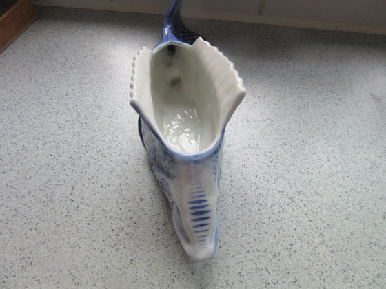 Image 1 of Oud Delfts keramisch beeldje van een blauw-witte vis, decoratief object, vintage