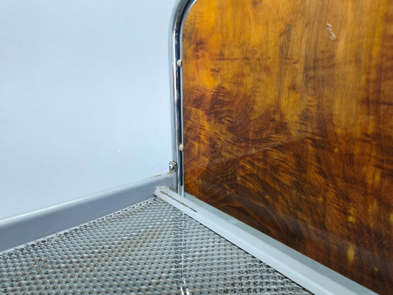 Image 1 of Bauhaus buisvormig stalen bed met walnotenhouten panelen, Tsjechoslowakije, jaren 1930