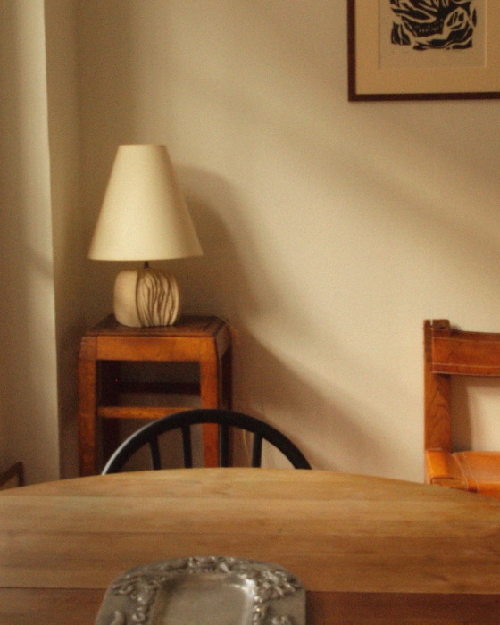 Image 1 of Elegante tafellamp in Gardsteen gesneden in de stijl van Albert Tormos