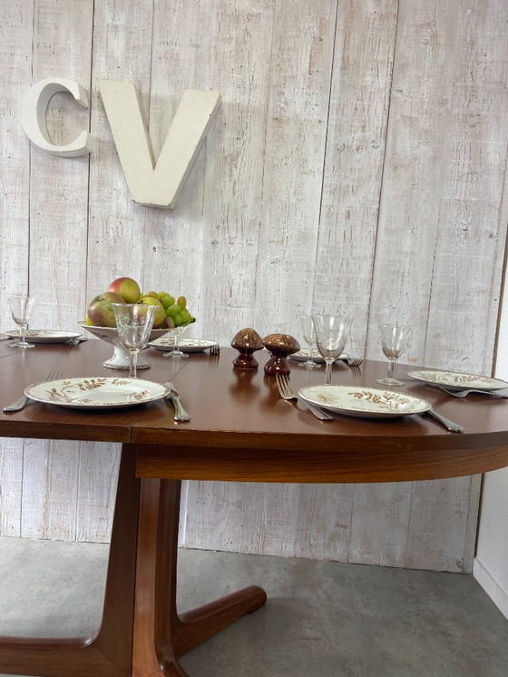 Image 1 of Extendable oval table 240cm (160cm)x 100cm