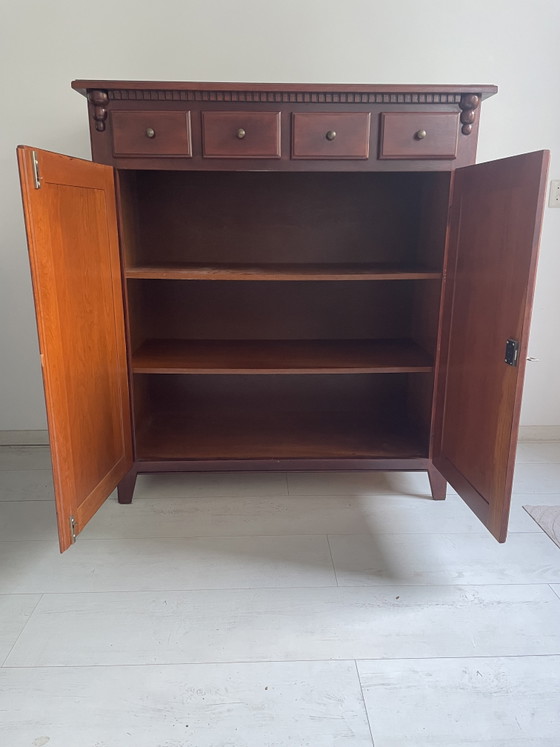 Image 1 of Klassischer Holzschrank