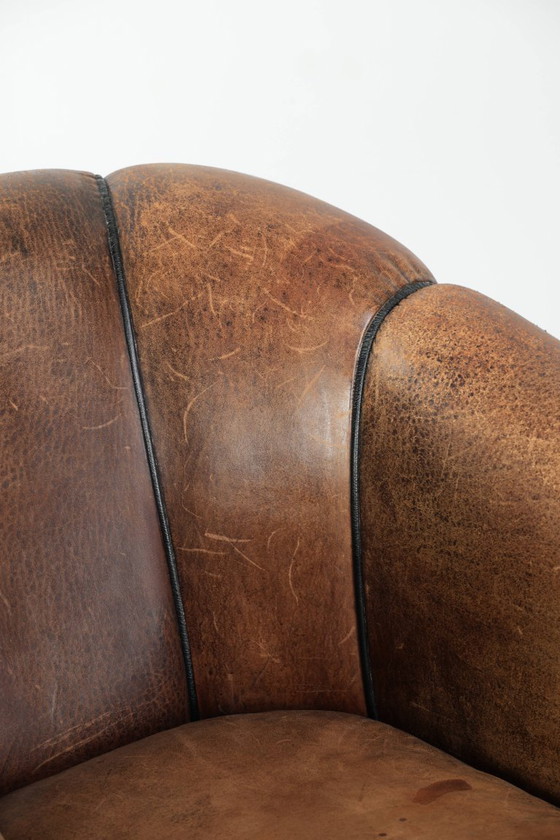 Image 1 of Leuke vintage schapenleren clubfauteuil in Engelse stijl met zwarte biezen