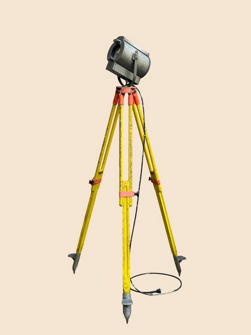 💡 Lampadaire industriel chargé d'histoire | La précision suisse rencontre l'éclairage scénique néerlandais