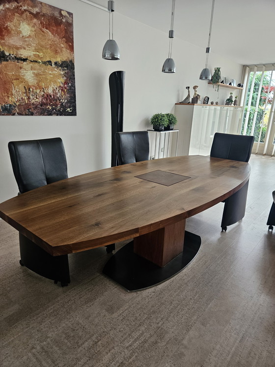 Image 1 of Mesa de comedor de nogal macizo Riva