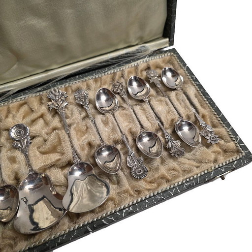 Dutch silver teaspoons in cassette, 1st half of the 20th century