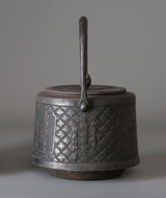 Image 1 of vintage Japanse ketel Tetsubin 鉄瓶 met reliëfontwerp