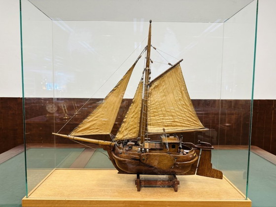 Ancien voilier Hengst dans une vitrine – Objets déco, Verre, Textile (photo 6 of 13)