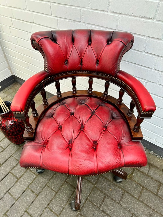Poltrona da Capitano Chesterfield Inglese Vintage Sedia da Ufficio Mogano, Sedie da ufficio, Pelle, Rosso (foto 12 di 15)