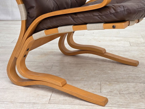 Image 1 of Années 1970, design norvégien d'Elsa & Nordahl Solheim, ensemble chaise et tabouret.