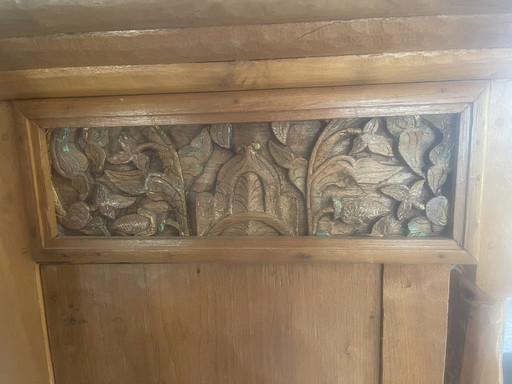 Mooie Indische kast van Teakhout met houtsnijwerk
