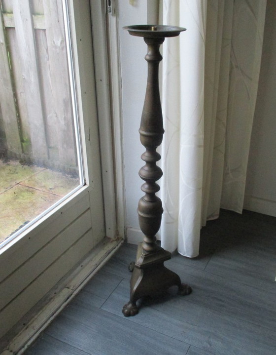 Image 1 of Großer bronzener Stehleuchter auf Klauenfüßen, Höhe 100 cm, 9 kg.