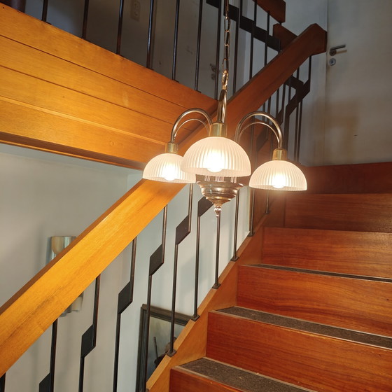 Image 1 of Lampadario vintage a 3 bracci con paralumi in vetro satinato a coste.