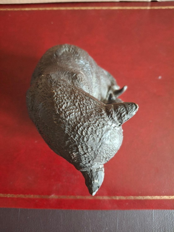 Image 1 of Escultura de bronce de un gatito jugando con la cola de un gato.