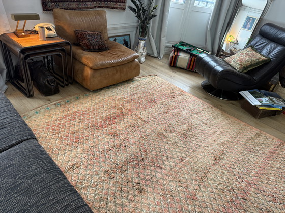 Image 1 of Vintage Marokkaans Berber tapijt in zachte perziktinten – 320 × 195 cm