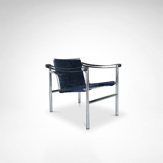 Poltrona LC1 in pelle di cavallino blu e nera, disegnata da Le Corbusier e altri per Cassina, anni '90. (photo 6 of 12)