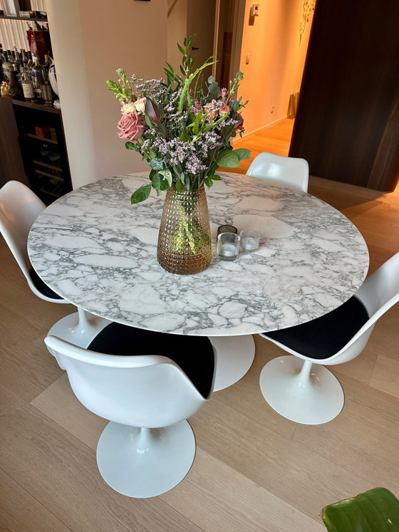 Knoll Tulip round dining table with 4 dining chairs and 1 stool – Dining set, Marble, Textile (photo 3 of 5)