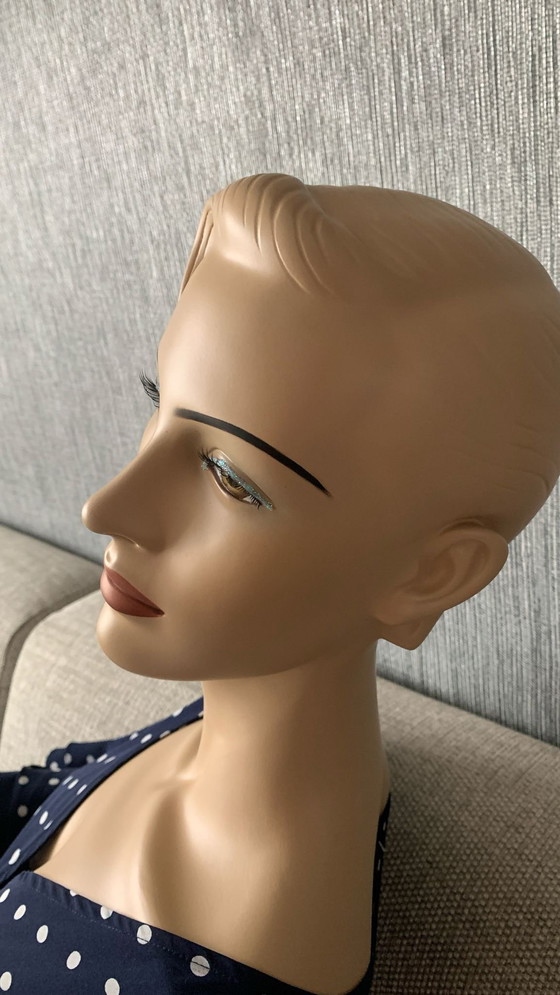 Image 1 of Vrouwelijke Mannequin