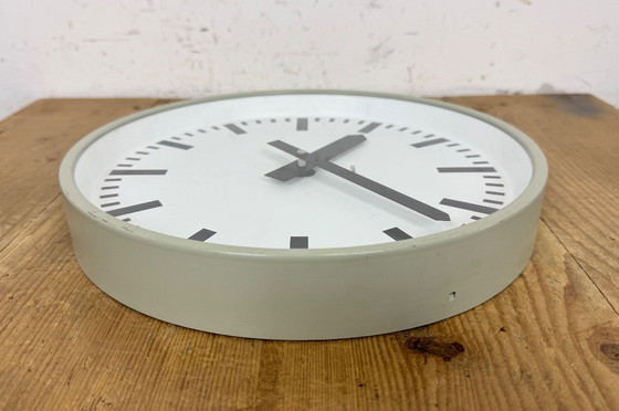 Image 1 of Horloge murale industrielle grise de Siemens, années 1970