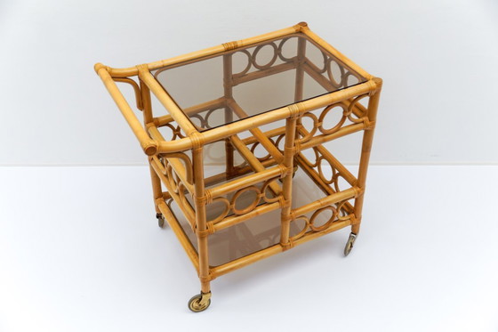 Image 1 of Carrito de servicio de bambú y vidrio ahumado con portabotellas, Italia, años 50