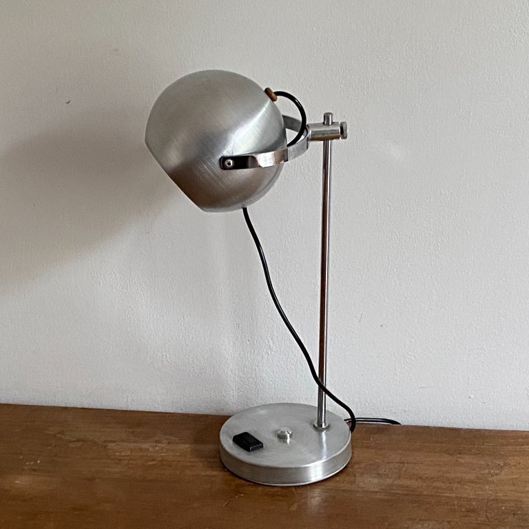 Lampada a forma di globo oculare. 1970. Acciaio inossidabile spazzolato.