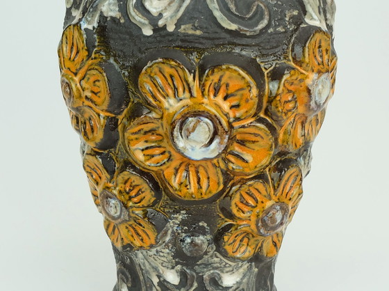Image 1 of Vaso di metà secolo Carstens modello 7161-30 con decoro floreale in rilievo, arancione, marrone e grigio argento