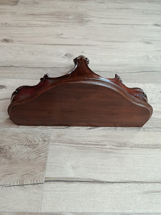 Konsolentisch / Wandnachttisch aus geschnitztem Nussbaumholz – Wood (photo 3 of 6)