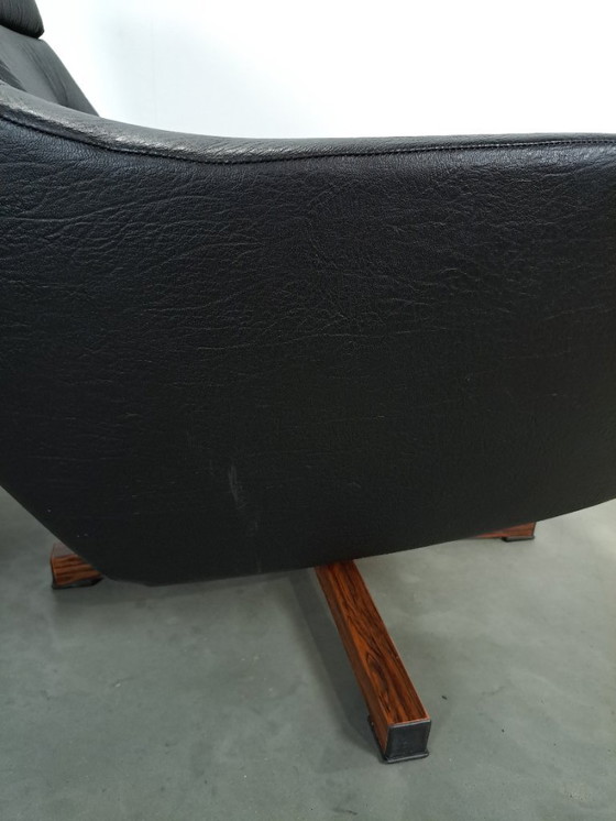 Image 1 of Sedia girevole in pelle artificiale nera proveniente dalla Svezia