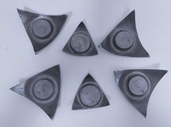 Sechs dreibeinige Aluminium-Kerzenhalter 90er Jahre, Silber (Foto 9 von 12)