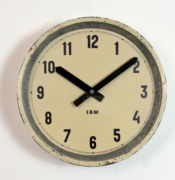 Image 1 of Reloj de pared industrial color beige de IBM, década de 1950.