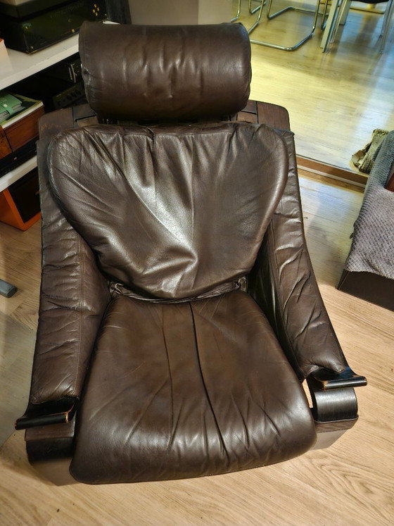 Sillón Kroken de cuero marrón con otomana, Roche Bobois, Sillones reclinables, Madera, Vintage (foto 2 de 5)