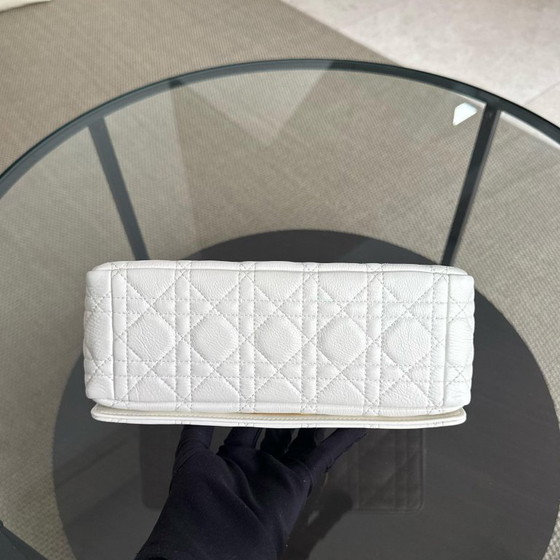 Image 1 of DIOR CARO MEDIUM - PELLE DI VITELLO GRANATA CANNAGE, FERRAMENTA BIANCA ORO