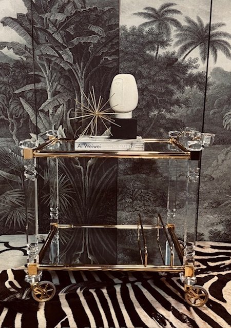 Image 1 of Hollywood Regency Lucite Plexiglas Perspex Brass Barcart Trolley Chariot à boissons Chariot à thé