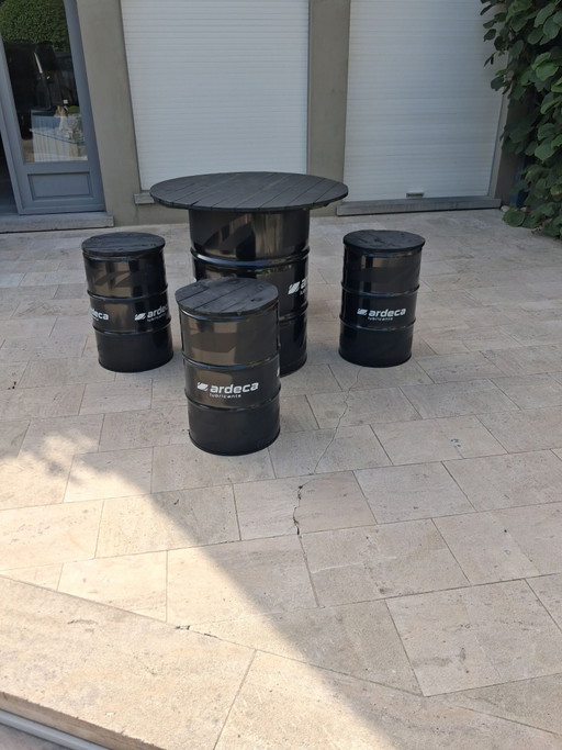 Ensemble de bar en fûts de pétrole