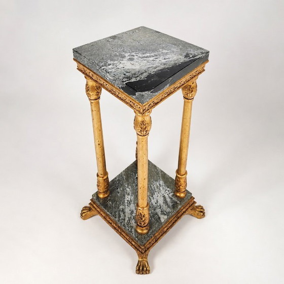 Image 1 of Colonne piédestal de style Empire — Plateau en pierre et pieds sculptés en forme de pattes, XXe siècle