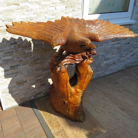 Image 1 of Magnifique grand oiseau de proie en bois massif sur un tronc d'arbre