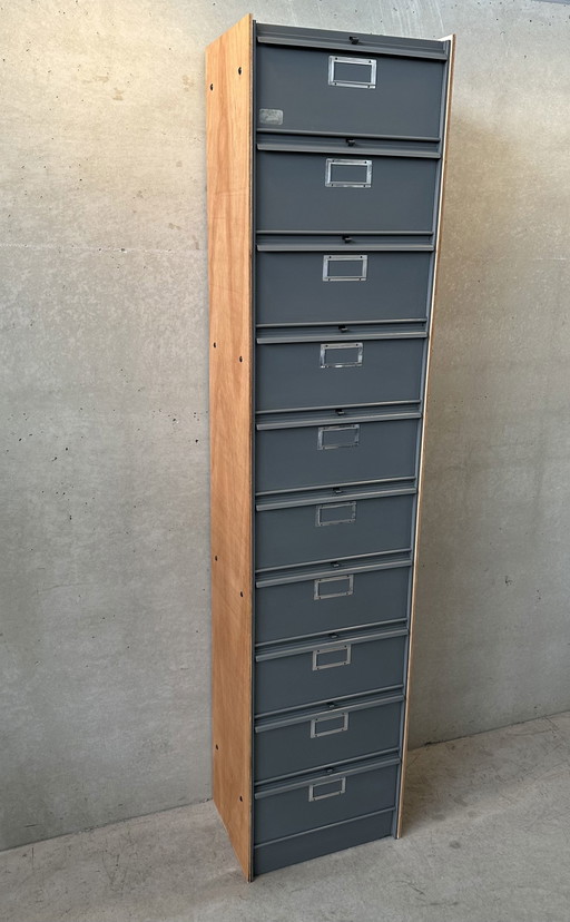 Alter industrieller Schuhschrank / Klappenschrank
