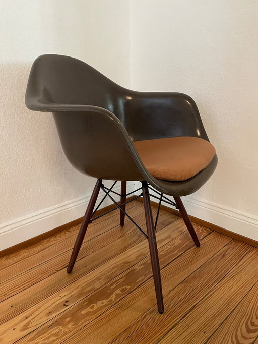 Set di 6 poltrone Eames Fiberglass Armchair Miller marrone scuro, struttura Vitra