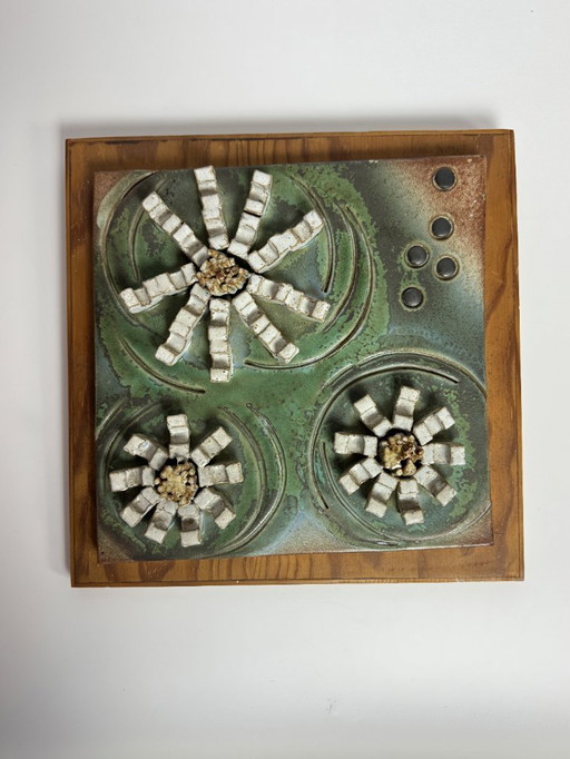 Piastrella da parete in ceramica vintage con tre fiori bianchi su pannello di legno, anni '60