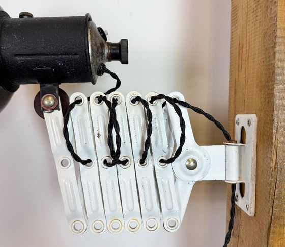 Image 1 of Industriële zwarte geëmailleerde schaarwandlamp, jaren 50