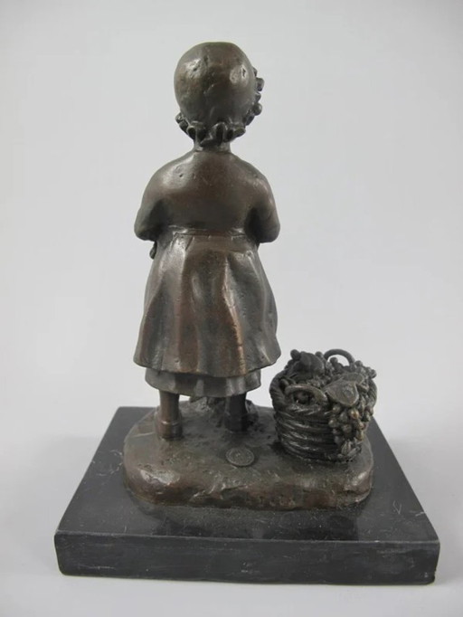 Bronzestatue eines Mädchens mit einem Korb voller Trauben