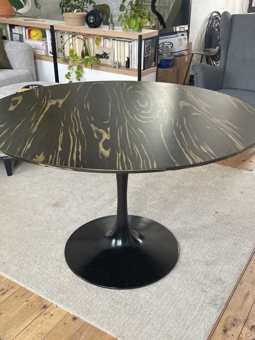 Round dining table (design: Ally Ebony)