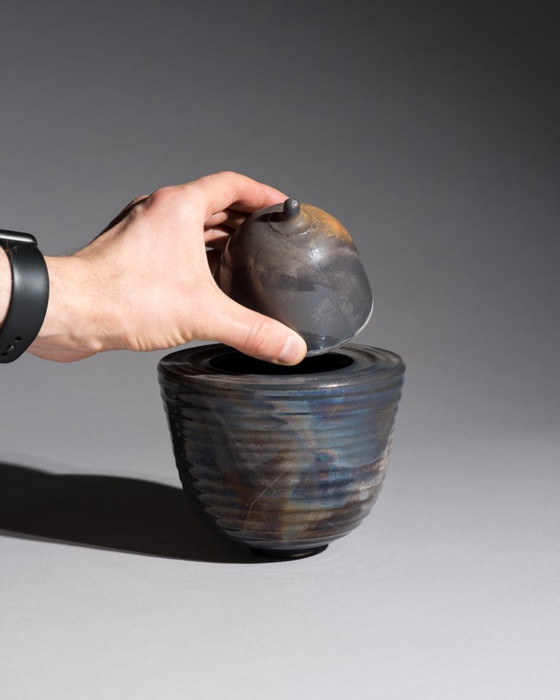 Image 1 of Studio Ceramic Box Duo – Mario Enke, Duitsland, 2010 · Reductiegebakken steengoed containers in grijze en blauwe tinten