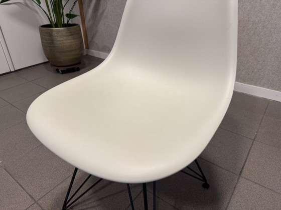 Vitra | Eames | DSR | Pebble | 2 piezas – Sillas de comedor, Metal, Plástico (photo 7 of 9)