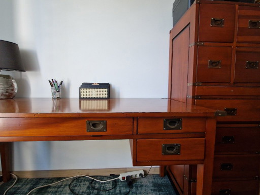 Bureau met bijhorende archiefkast
