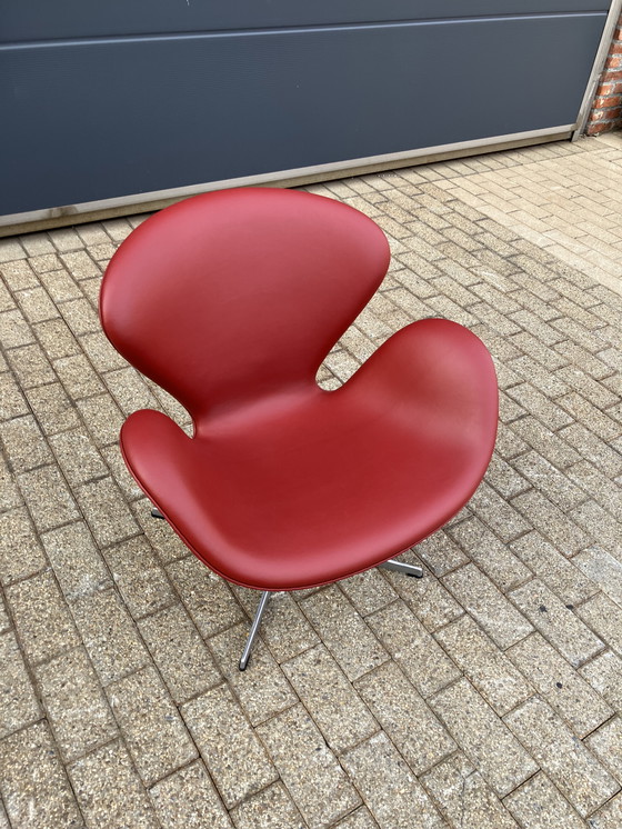Image 1 of Silla Fritz Hansen Swan en cuero rojo indio, ¡¡¡NUEVA!!!