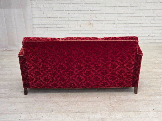 Image 1 of Deense driezitsbank uit de jaren 50, bekleed met velours en eikenhout.
