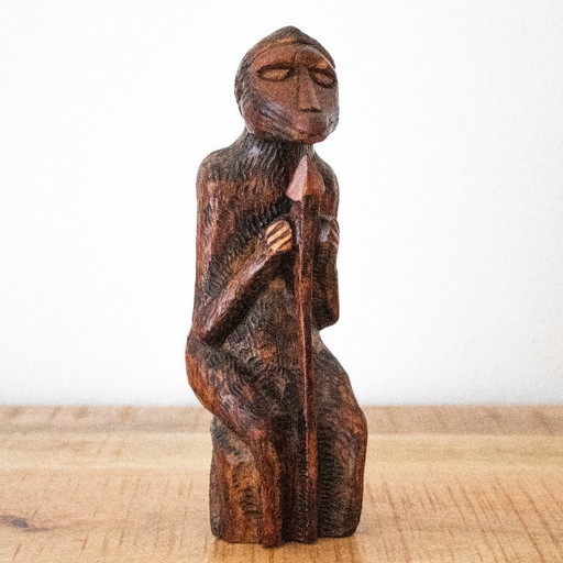 Singe en bois sculpté à la main, tenant une lance : sculpture d'art populaire zoulou d'Afrique du Sud – decoratieve objecten