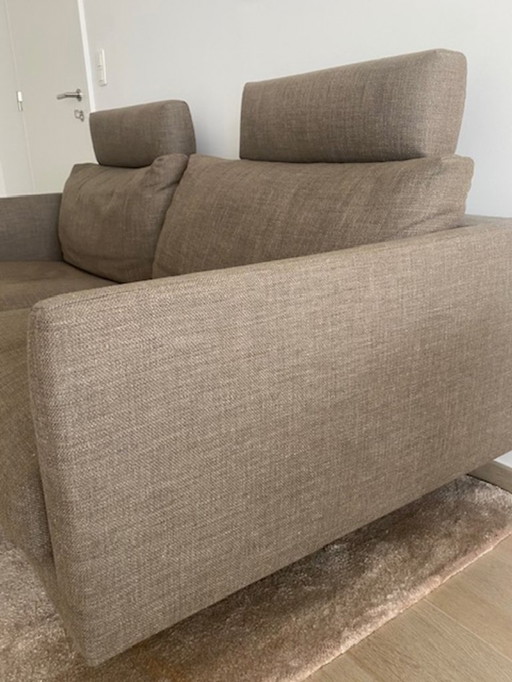 1 Sitz mit zwei (abnehmbaren) Kopfstützen und 1 großer Hocker oder zusätzlicher Sitz