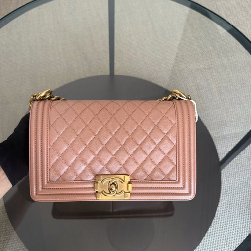 Borsa Chanel Boy Medium - 25 cm in pelle di vitello trapuntata, colore rosa cipria, con finiture dorate, serie 20