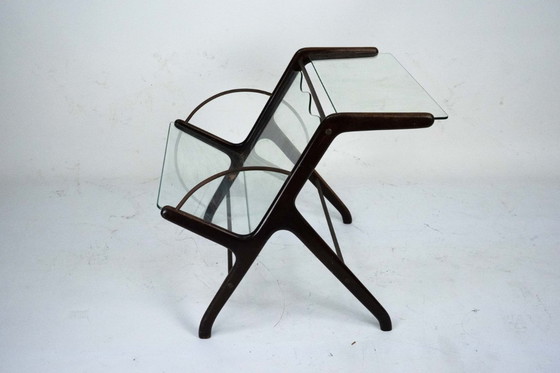 Image 1 of Tijdschriftenrek van Ico Parisi, vervaardigd uit hout, messing en glas. Italië, jaren 1950.